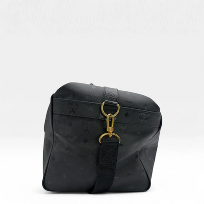 https://cdn.shopify.com/s/files/1/0564/9376/8855/files/MCM_Reisetasche_50_PVC_mit_Umhangegurt_monogram_schwarz_Vintage_luxury_MCM_Dufflebag4970.webp?v=1754500863