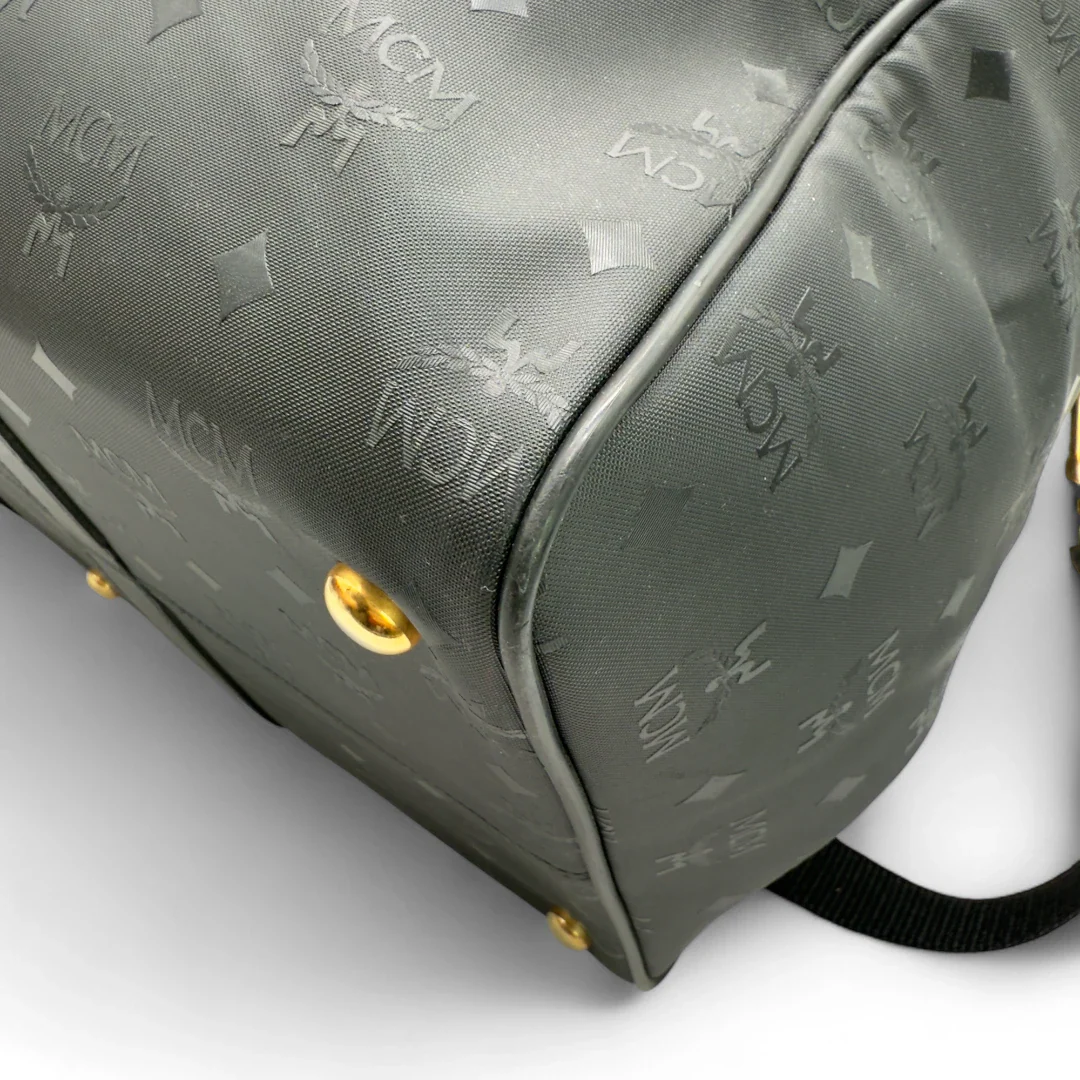 https://cdn.shopify.com/s/files/1/0564/9376/8855/files/MCM_Reisetasche_50_PVC_mit_Umhangegurt_monogram_schwarz_Vintage_luxury_MCM_Dufflebag4972.webp?v=1754669422