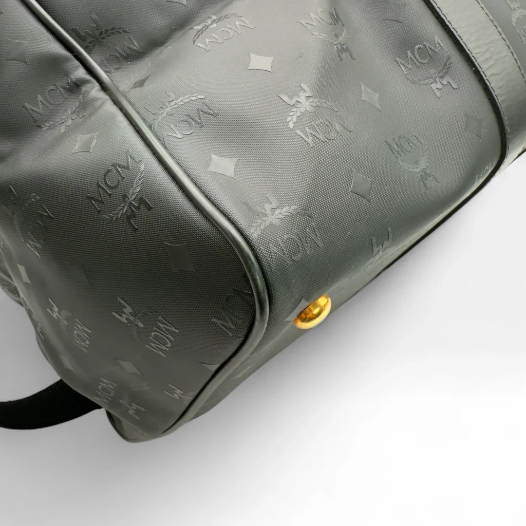 https://cdn.shopify.com/s/files/1/0564/9376/8855/files/MCM_Reisetasche_50_PVC_mit_Umhangegurt_monogram_schwarz_Vintage_luxury_MCM_Dufflebag4973.webp?v=1754669422