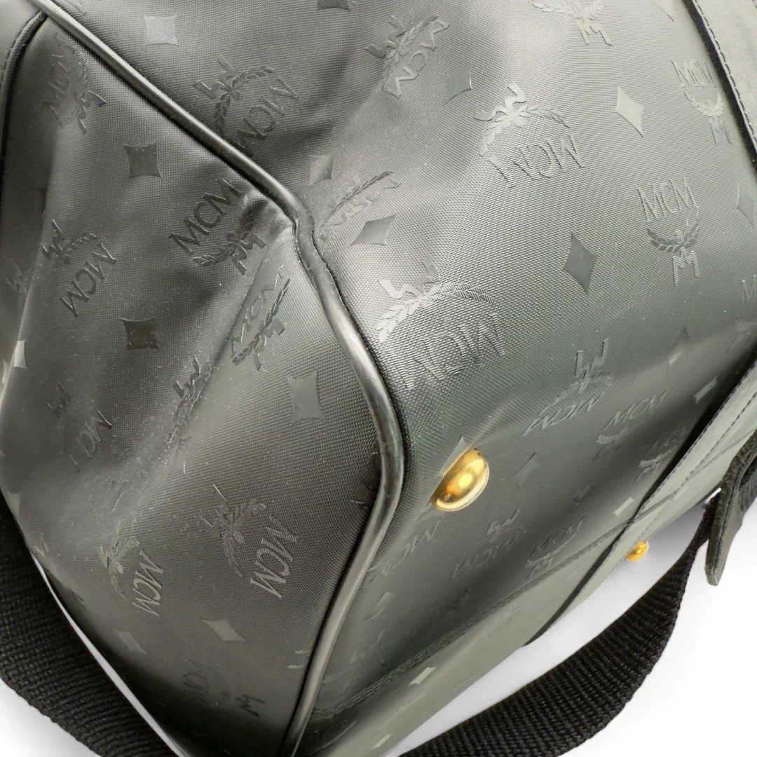 https://cdn.shopify.com/s/files/1/0564/9376/8855/files/MCM_Reisetasche_50_PVC_mit_Umhangegurt_monogram_schwarz_Vintage_luxury_MCM_Dufflebag4975.webp?v=1754669422