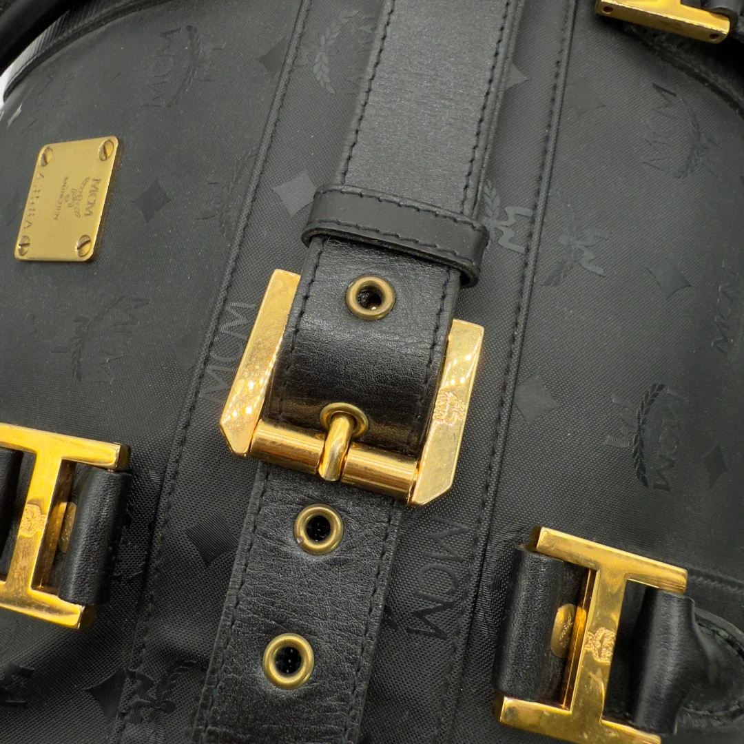 https://cdn.shopify.com/s/files/1/0564/9376/8855/files/MCM_Reisetasche_50_PVC_mit_Umhangegurt_monogram_schwarz_Vintage_luxury_MCM_Dufflebag4980.webp?v=1754669422