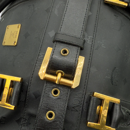 https://cdn.shopify.com/s/files/1/0564/9376/8855/files/MCM_Reisetasche_50_PVC_mit_Umhangegurt_monogram_schwarz_Vintage_luxury_MCM_Dufflebag4980.webp?v=1754669422