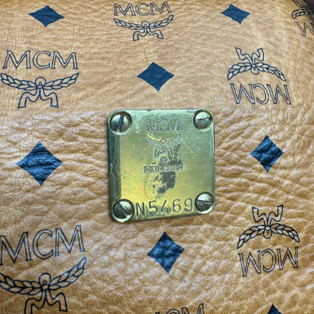 https://cdn.shopify.com/s/files/1/0564/9376/8855/files/MCM_Reisetasche_55_vintage_mit_Schultergurt_visetos_braun_15.webp?v=1784125618