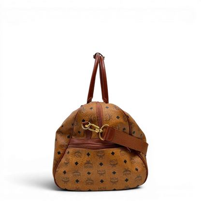 https://cdn.shopify.com/s/files/1/0564/9376/8855/files/MCM_Reisetasche_55_vintage_mit_Schultergurt_visetos_braun_2.webp?v=1784125617