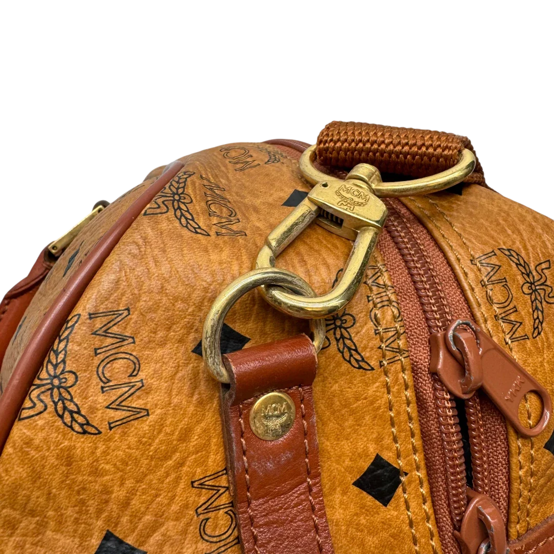 https://cdn.shopify.com/s/files/1/0564/9376/8855/files/MCM_Reisetasche_55_vintage_mit_Schultergurt_visetos_braun_25.webp?v=1784125617