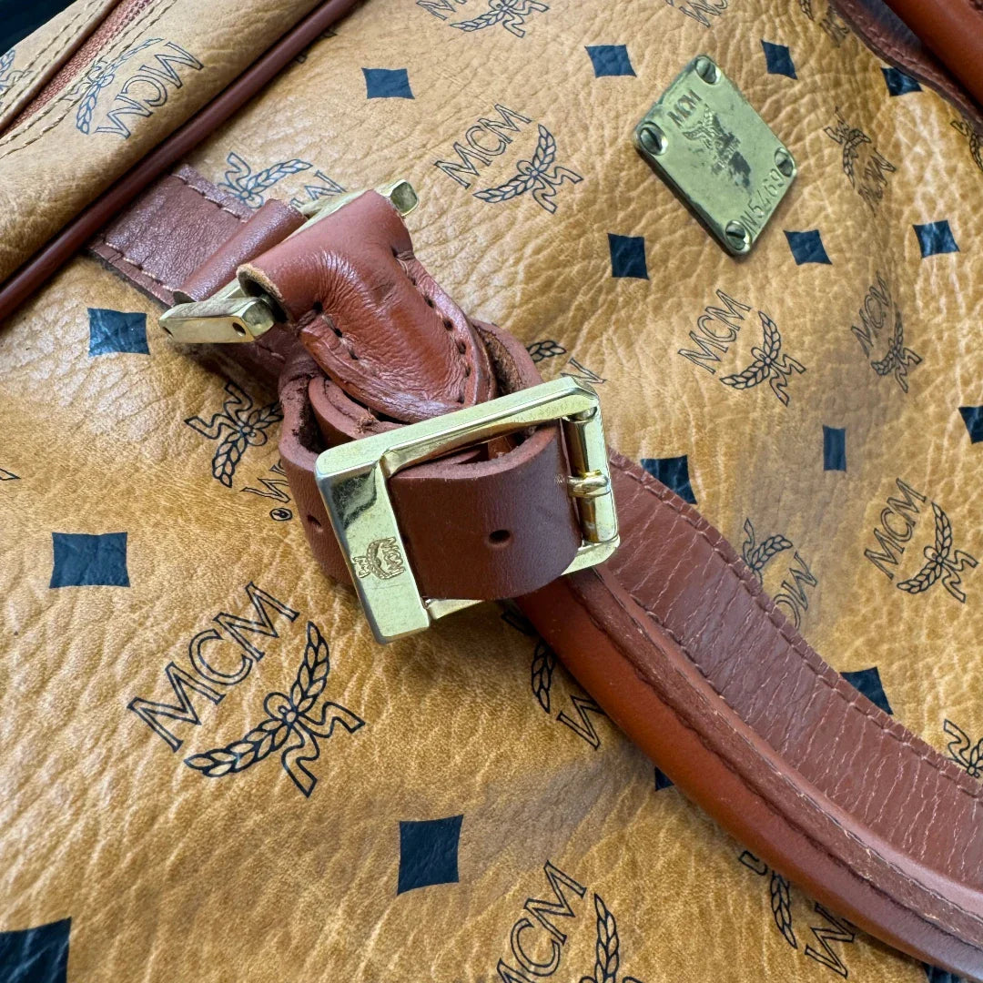 https://cdn.shopify.com/s/files/1/0564/9376/8855/files/MCM_Reisetasche_55_vintage_mit_Schultergurt_visetos_braun_27.webp?v=1784125617