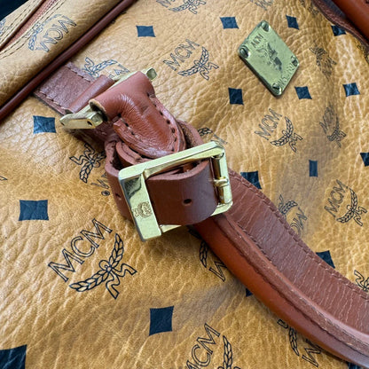 https://cdn.shopify.com/s/files/1/0564/9376/8855/files/MCM_Reisetasche_55_vintage_mit_Schultergurt_visetos_braun_27.webp?v=1784125617