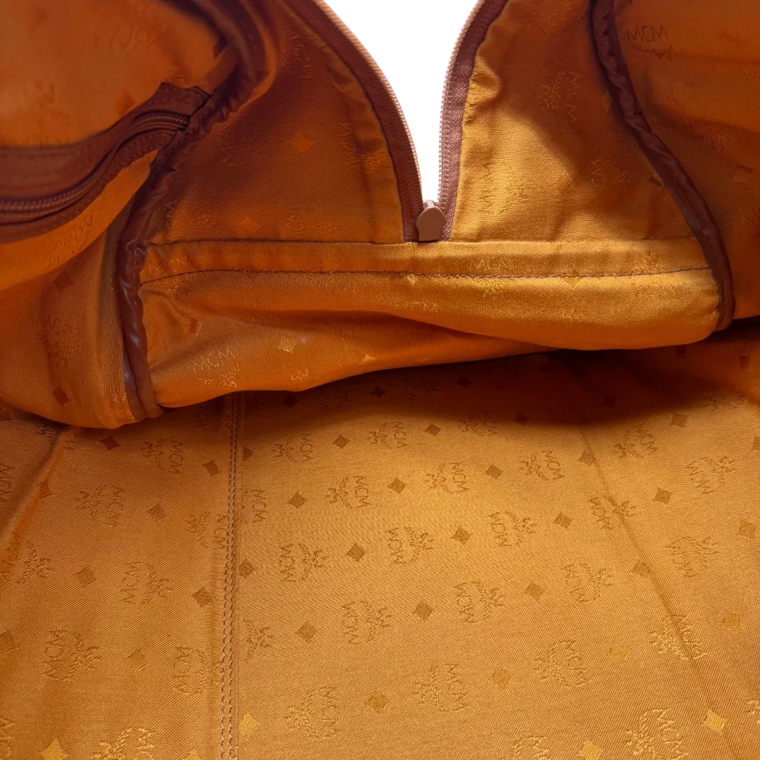 https://cdn.shopify.com/s/files/1/0564/9376/8855/files/MCM_Reisetasche_55_vintage_mit_Schultergurt_visetos_braun_30.webp?v=1784125617
