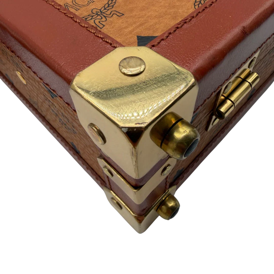 https://cdn.shopify.com/s/files/1/0564/9376/8855/files/MCM_Reisetasche_Gross_vintage5659.webp?v=1777465423