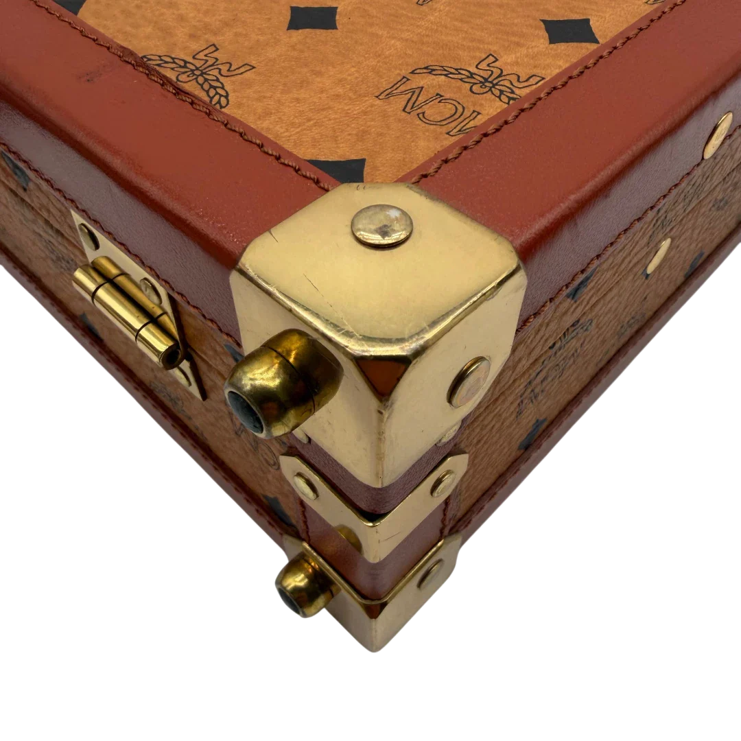 https://cdn.shopify.com/s/files/1/0564/9376/8855/files/MCM_Reisetasche_Gross_vintage5660.webp?v=1777465423
