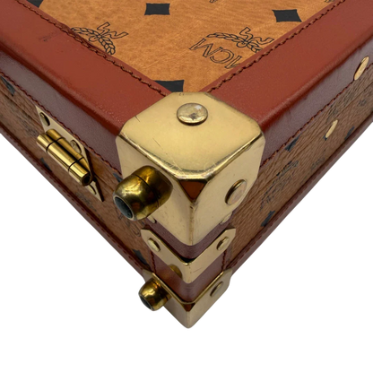 https://cdn.shopify.com/s/files/1/0564/9376/8855/files/MCM_Reisetasche_Gross_vintage5660.webp?v=1777465423