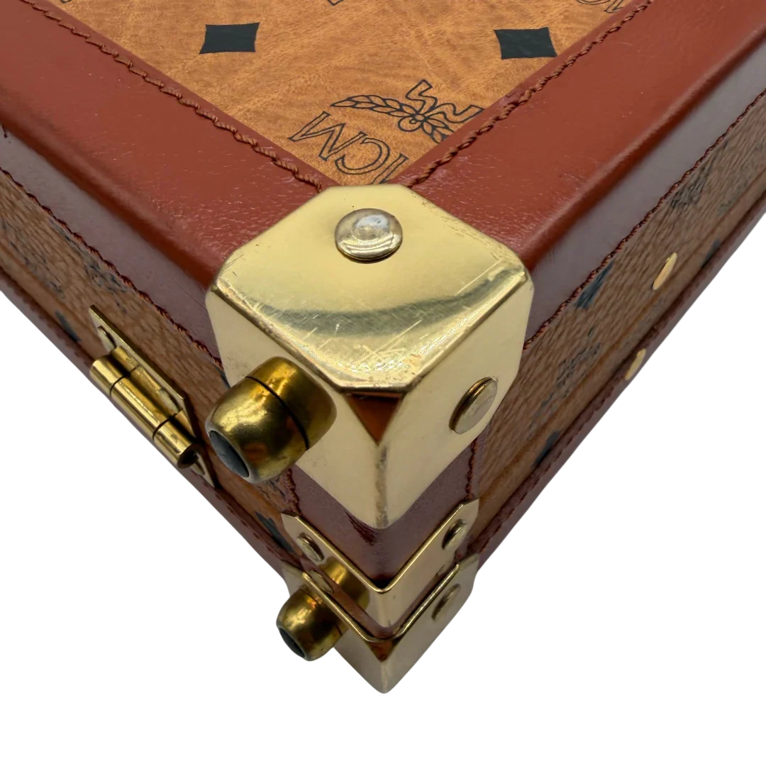 https://cdn.shopify.com/s/files/1/0564/9376/8855/files/MCM_Reisetasche_Gross_vintage5661.webp?v=1777465423