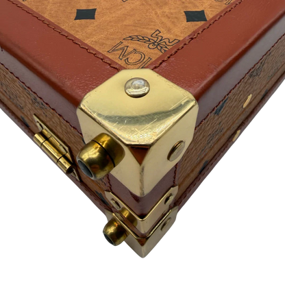 https://cdn.shopify.com/s/files/1/0564/9376/8855/files/MCM_Reisetasche_Gross_vintage5661.webp?v=1777465423