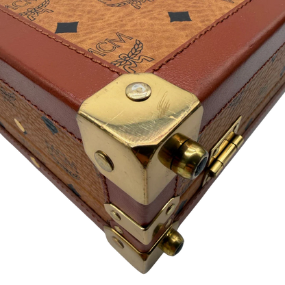 https://cdn.shopify.com/s/files/1/0564/9376/8855/files/MCM_Reisetasche_Gross_vintage5662.webp?v=1777465423