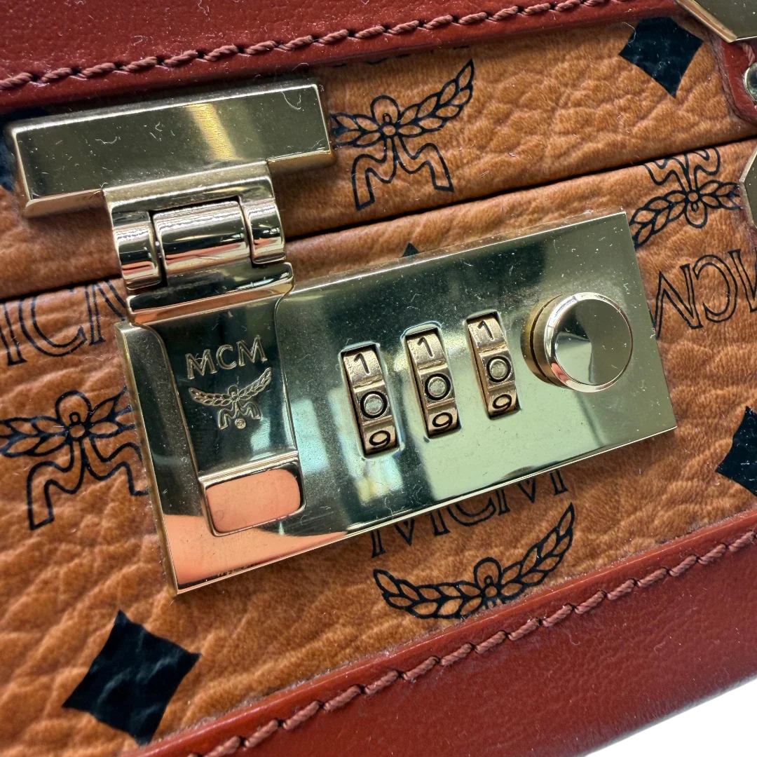 https://cdn.shopify.com/s/files/1/0564/9376/8855/files/MCM_Reisetasche_Gross_vintage5665.webp?v=1777465423