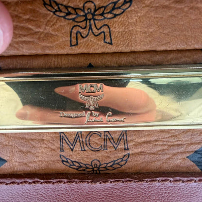 https://cdn.shopify.com/s/files/1/0564/9376/8855/files/MCM_Reisetasche_Gross_vintage5666.webp?v=1777465424