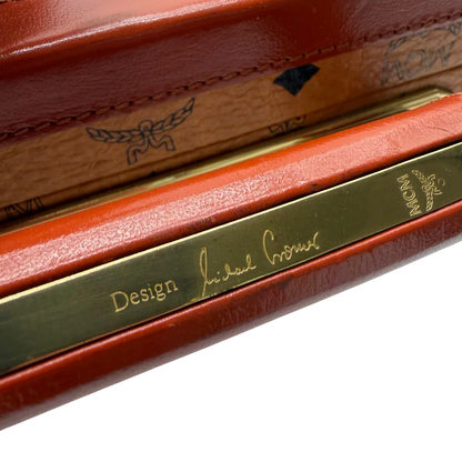 https://cdn.shopify.com/s/files/1/0564/9376/8855/files/MCM_Reisetasche_Gross_vintage5667.webp?v=1777465423
