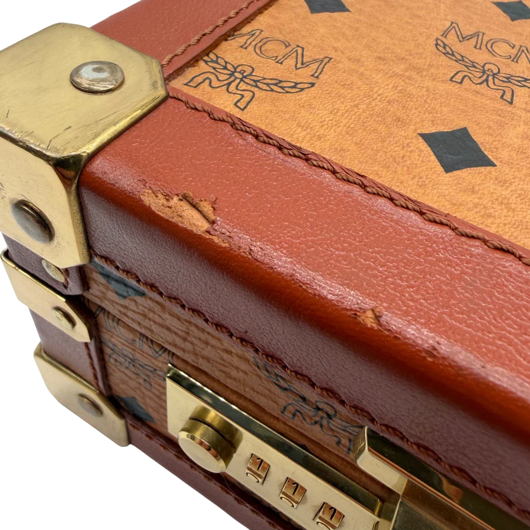 https://cdn.shopify.com/s/files/1/0564/9376/8855/files/MCM_Reisetasche_Gross_vintage5668.webp?v=1777465424