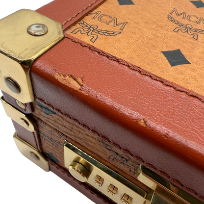 https://cdn.shopify.com/s/files/1/0564/9376/8855/files/MCM_Reisetasche_Gross_vintage5668.webp?v=1777465424