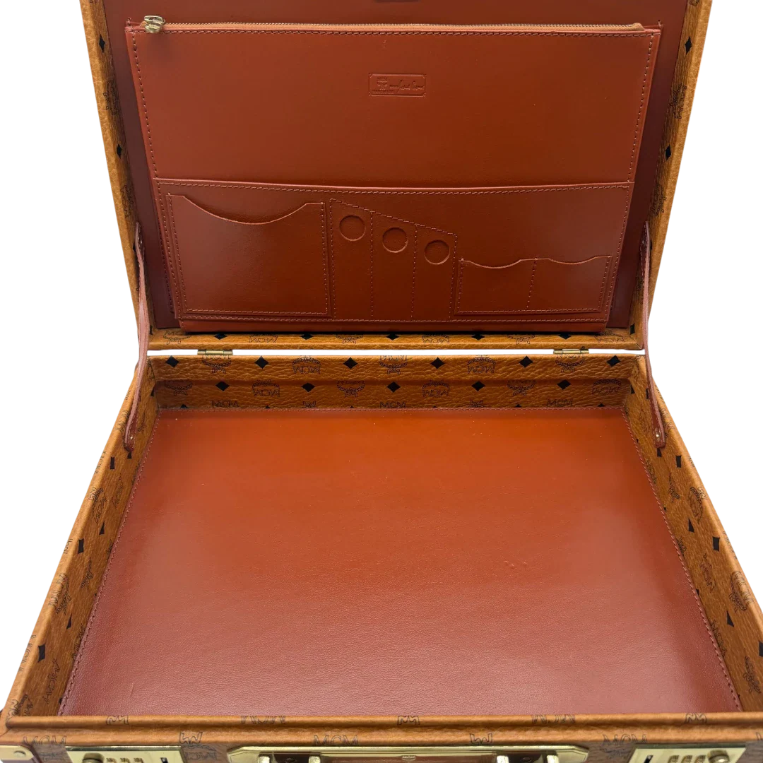 https://cdn.shopify.com/s/files/1/0564/9376/8855/files/MCM_Reisetasche_Gross_vintage5669.webp?v=1777465424