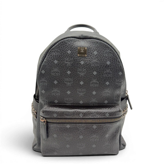 https://cdn.shopify.com/s/files/1/0564/9376/8855/files/MCM_Rucksack_Stark_large_mit_Nieten_visetos_schwarz_vintage8306.webp?v=1780408773
