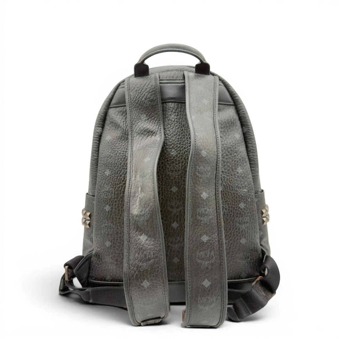 https://cdn.shopify.com/s/files/1/0564/9376/8855/files/MCM_Rucksack_Stark_large_mit_Nieten_visetos_schwarz_vintage8307.webp?v=1780408773