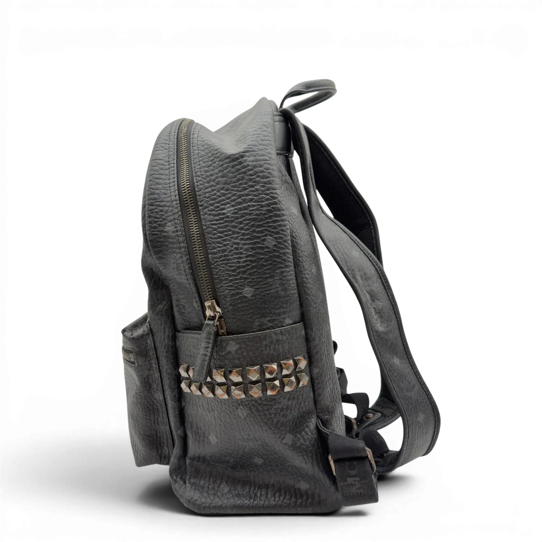 https://cdn.shopify.com/s/files/1/0564/9376/8855/files/MCM_Rucksack_Stark_large_mit_Nieten_visetos_schwarz_vintage8308.webp?v=1780408773
