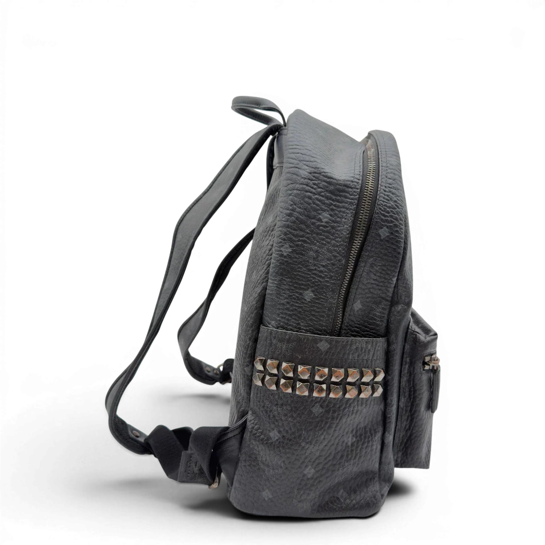 https://cdn.shopify.com/s/files/1/0564/9376/8855/files/MCM_Rucksack_Stark_large_mit_Nieten_visetos_schwarz_vintage8309.webp?v=1780408773