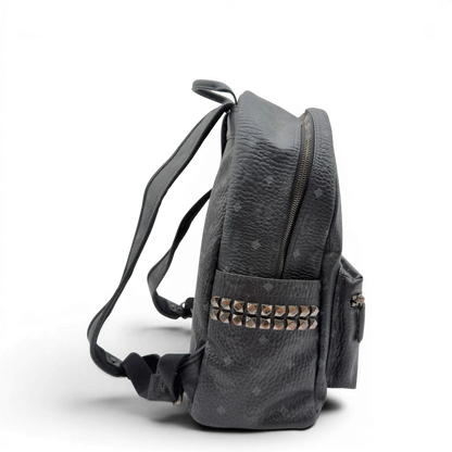 https://cdn.shopify.com/s/files/1/0564/9376/8855/files/MCM_Rucksack_Stark_large_mit_Nieten_visetos_schwarz_vintage8309.webp?v=1780408773