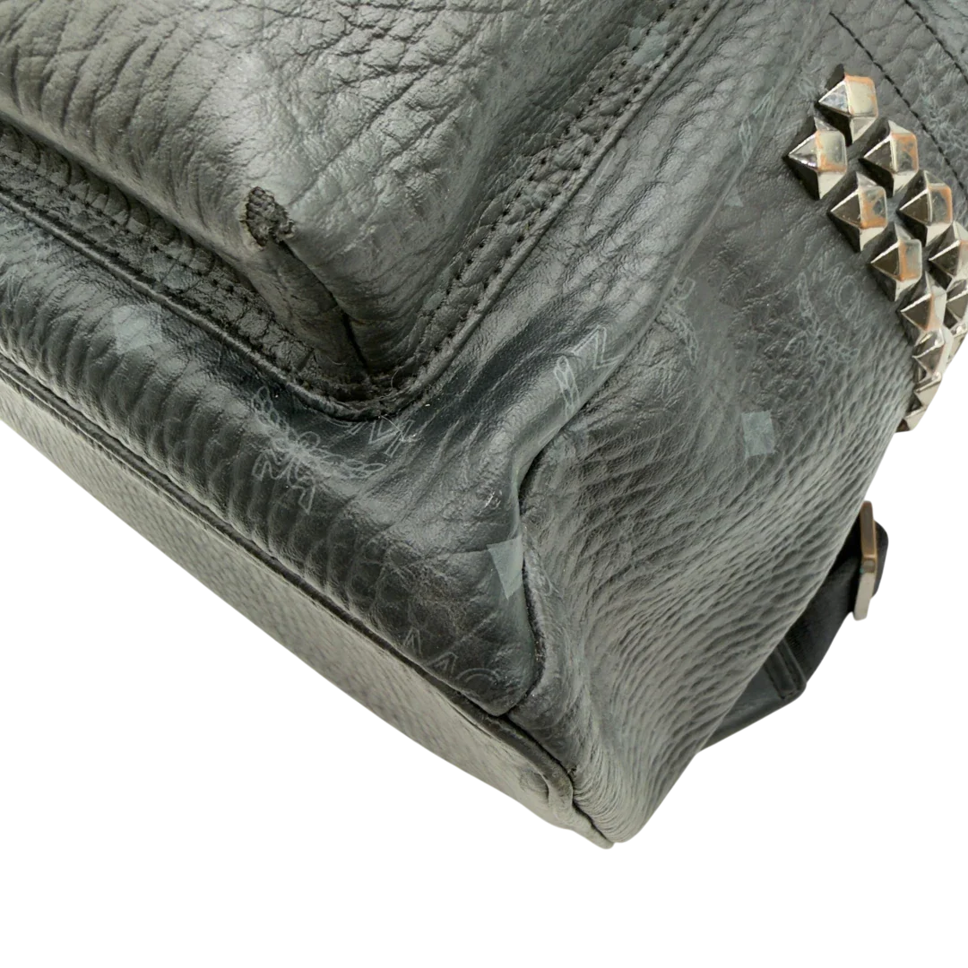 https://cdn.shopify.com/s/files/1/0564/9376/8855/files/MCM_Rucksack_Stark_large_mit_Nieten_visetos_schwarz_vintage8311.webp?v=1780408773