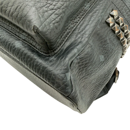 https://cdn.shopify.com/s/files/1/0564/9376/8855/files/MCM_Rucksack_Stark_large_mit_Nieten_visetos_schwarz_vintage8311.webp?v=1780408773