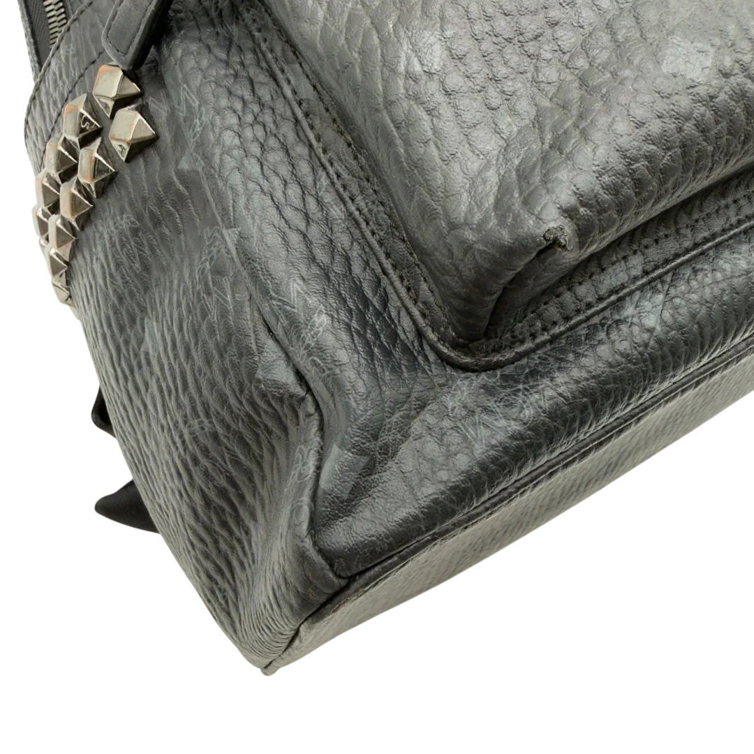 https://cdn.shopify.com/s/files/1/0564/9376/8855/files/MCM_Rucksack_Stark_large_mit_Nieten_visetos_schwarz_vintage8312.webp?v=1780408773