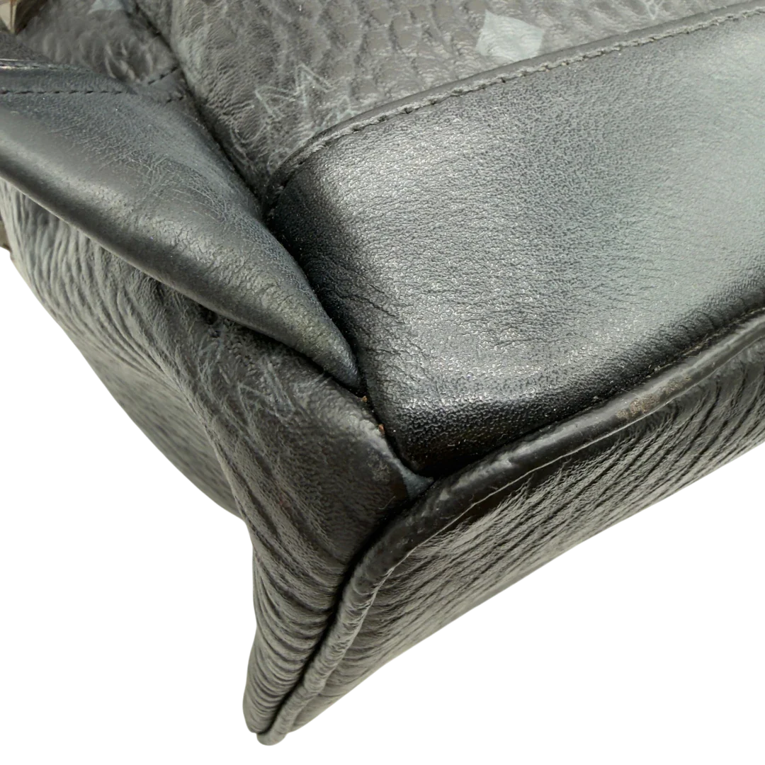 https://cdn.shopify.com/s/files/1/0564/9376/8855/files/MCM_Rucksack_Stark_large_mit_Nieten_visetos_schwarz_vintage8314.webp?v=1780408773