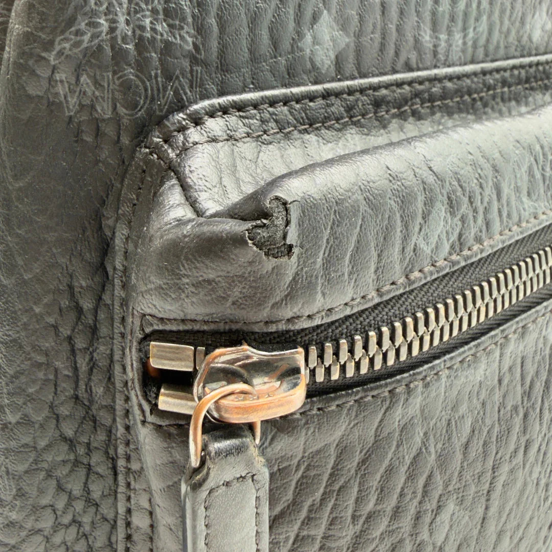https://cdn.shopify.com/s/files/1/0564/9376/8855/files/MCM_Rucksack_Stark_large_mit_Nieten_visetos_schwarz_vintage8318.webp?v=1780408773