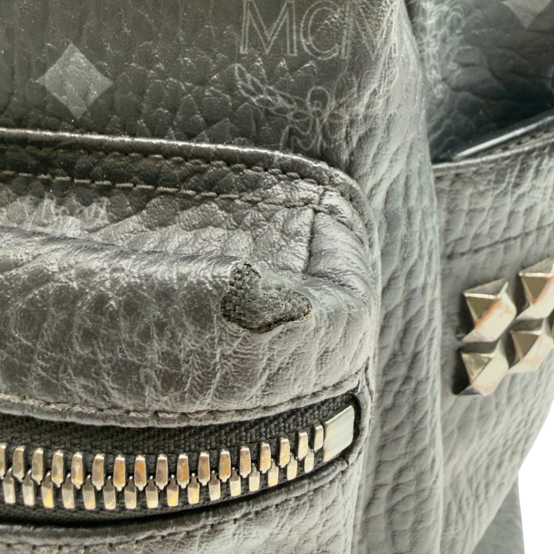 https://cdn.shopify.com/s/files/1/0564/9376/8855/files/MCM_Rucksack_Stark_large_mit_Nieten_visetos_schwarz_vintage8319.webp?v=1780408773