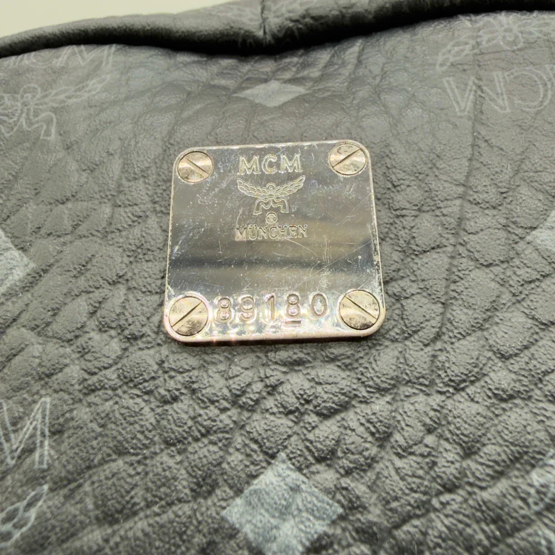 https://cdn.shopify.com/s/files/1/0564/9376/8855/files/MCM_Rucksack_Stark_large_mit_Nieten_visetos_schwarz_vintage8320.webp?v=1780408773