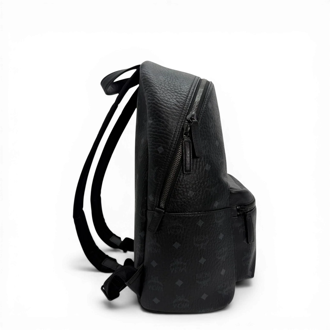 https://cdn.shopify.com/s/files/1/0564/9376/8855/files/MCM_Rucksack_Stark_large_visetos_schwarz_vintage33882.webp?v=1774404576