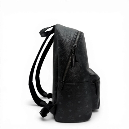 https://cdn.shopify.com/s/files/1/0564/9376/8855/files/MCM_Rucksack_Stark_large_visetos_schwarz_vintage33882.webp?v=1774404576
