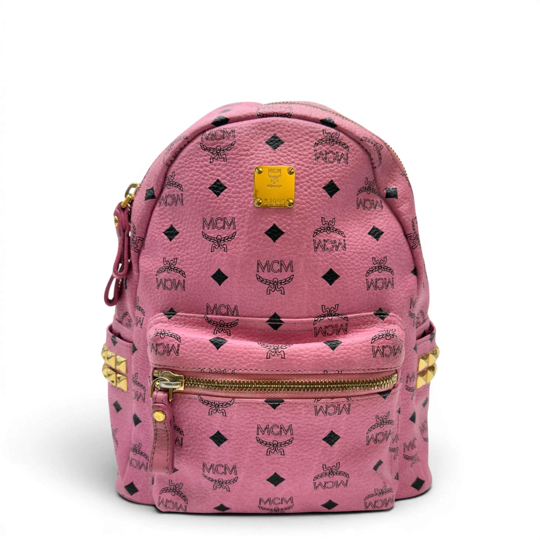 https://cdn.shopify.com/s/files/1/0564/9376/8855/files/MCM_Rucksack_Stark_medium_mit_Nieten_visetos_rosa_1.webp?v=1783514170