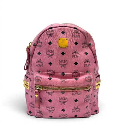 https://cdn.shopify.com/s/files/1/0564/9376/8855/files/MCM_Rucksack_Stark_medium_mit_Nieten_visetos_rosa_1.webp?v=1783514170
