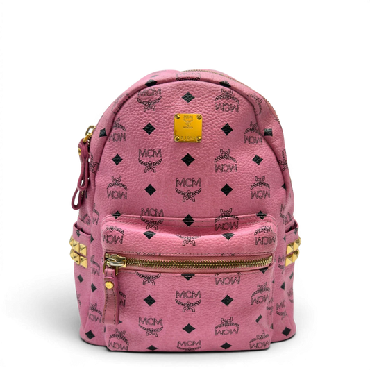 https://cdn.shopify.com/s/files/1/0564/9376/8855/files/MCM_Rucksack_Stark_medium_mit_Nieten_visetos_rosa_1.webp?v=1783514170