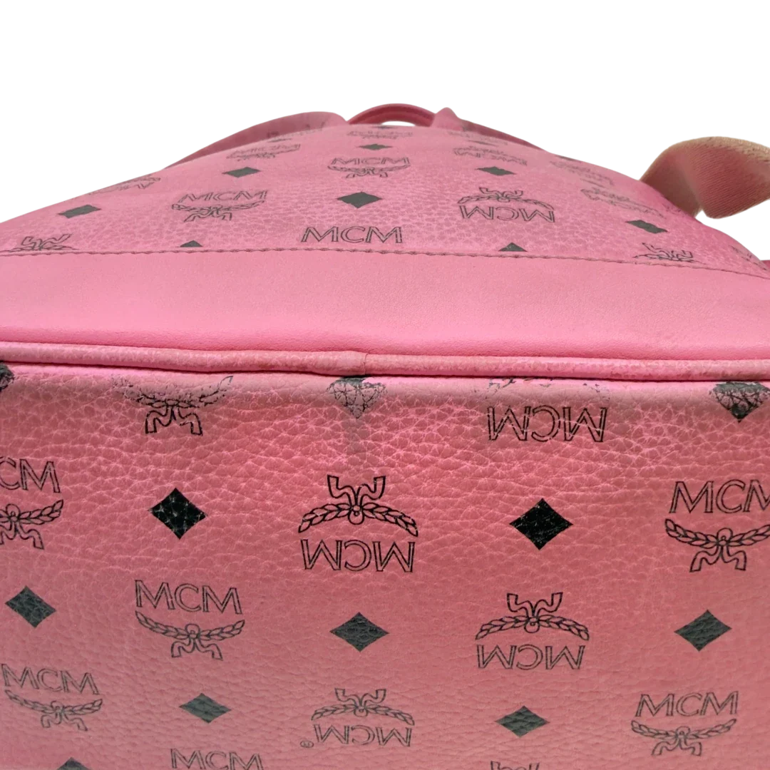 https://cdn.shopify.com/s/files/1/0564/9376/8855/files/MCM_Rucksack_Stark_medium_mit_Nieten_visetos_rosa_10.webp?v=1783514170