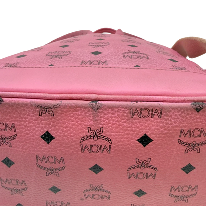 https://cdn.shopify.com/s/files/1/0564/9376/8855/files/MCM_Rucksack_Stark_medium_mit_Nieten_visetos_rosa_10.webp?v=1783514170
