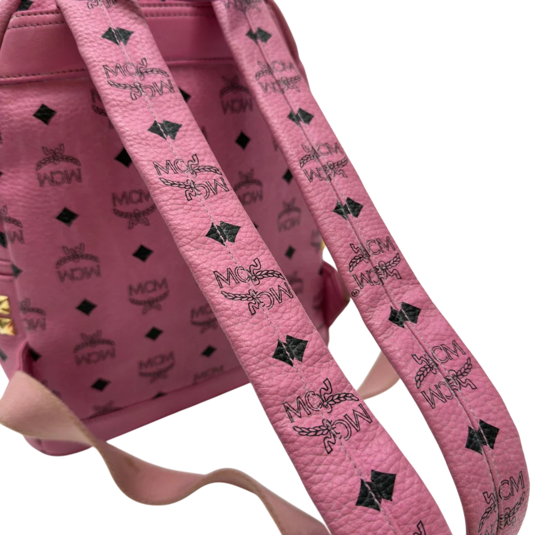 https://cdn.shopify.com/s/files/1/0564/9376/8855/files/MCM_Rucksack_Stark_medium_mit_Nieten_visetos_rosa_11.webp?v=1783514170