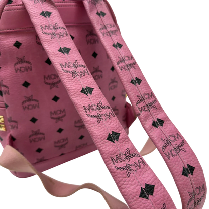 https://cdn.shopify.com/s/files/1/0564/9376/8855/files/MCM_Rucksack_Stark_medium_mit_Nieten_visetos_rosa_11.webp?v=1783514170