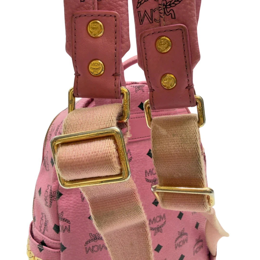 https://cdn.shopify.com/s/files/1/0564/9376/8855/files/MCM_Rucksack_Stark_medium_mit_Nieten_visetos_rosa_14.webp?v=1783514170