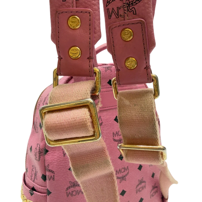 https://cdn.shopify.com/s/files/1/0564/9376/8855/files/MCM_Rucksack_Stark_medium_mit_Nieten_visetos_rosa_14.webp?v=1783514170