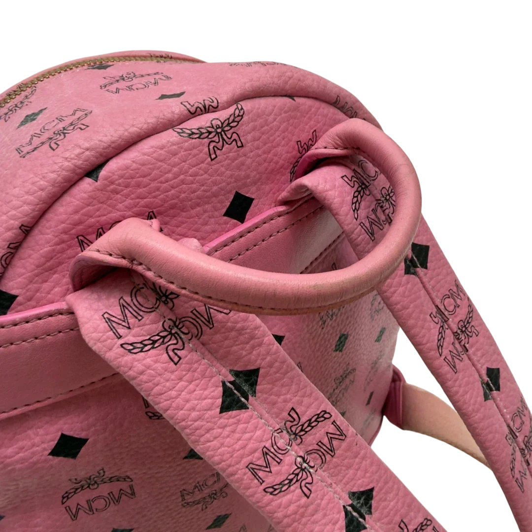 https://cdn.shopify.com/s/files/1/0564/9376/8855/files/MCM_Rucksack_Stark_medium_mit_Nieten_visetos_rosa_16.webp?v=1783514170