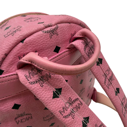 https://cdn.shopify.com/s/files/1/0564/9376/8855/files/MCM_Rucksack_Stark_medium_mit_Nieten_visetos_rosa_16.webp?v=1783514170