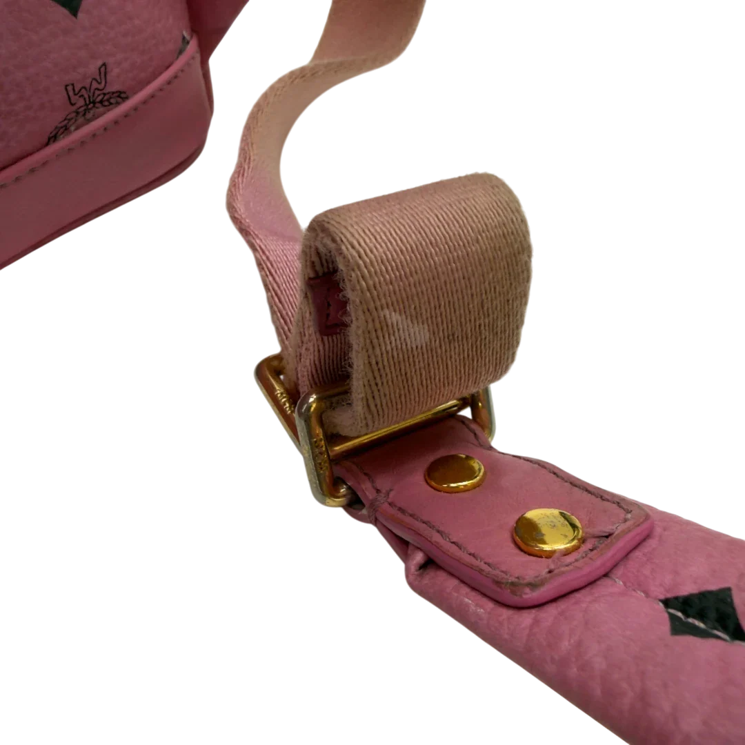 https://cdn.shopify.com/s/files/1/0564/9376/8855/files/MCM_Rucksack_Stark_medium_mit_Nieten_visetos_rosa_17.webp?v=1783514170